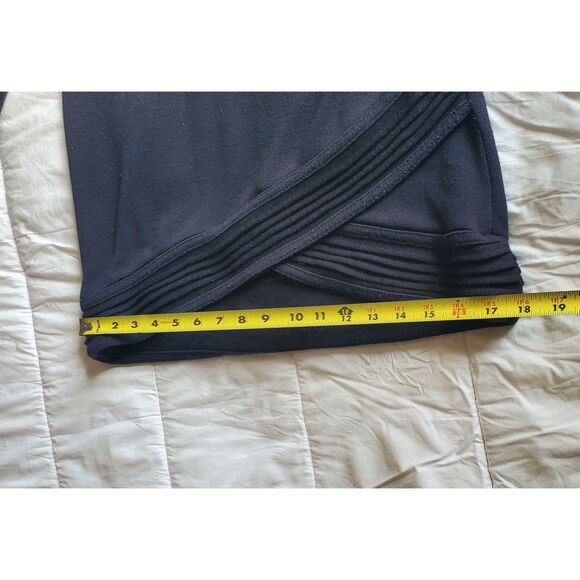 Yogalicious Sweater Sweatshirt Top. Women Small. Black With Criss Criss Bottom - Picture 7 of 8